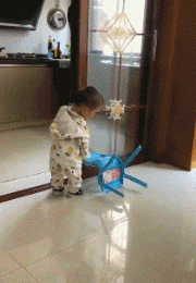 【今日爆笑动态图】你敢在这里上厕所吗？作为男人要自信！