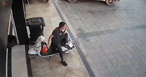 【今日爆笑动态图】差点把自己指挥走