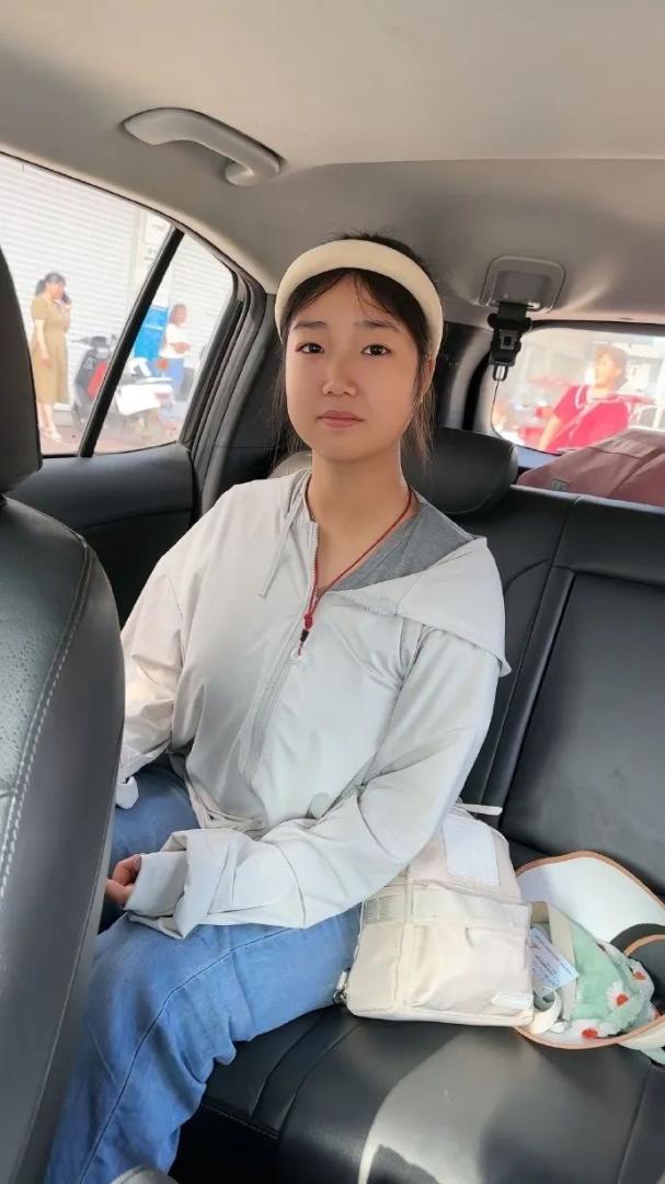 女高中军训前VS军训后 ，生网友：突然晒成咱奶了