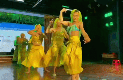 【今日爆笑动态图】这？看表情没有一个是被迫的