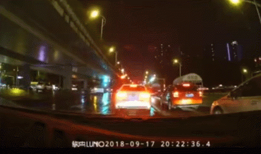 在武汉开车全凭本事，真就全员鄂人，迈巴赫逃不了被超车的命